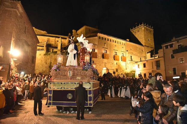 El paso de Jesús de la Pasión transita por la plaza de San Nicolás con el palacio de Mirabel al fondo