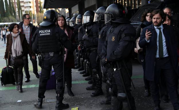 Policías protegen la estación de Sants. 