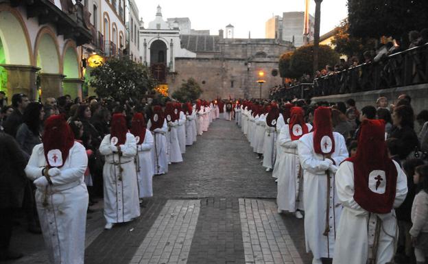 Imagen. Cientos de penitentes acompañaron a las imágenes de la Hermandad