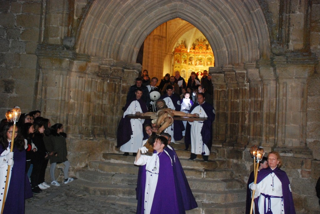 La devoción y el recogimiento recorrieron la parte antigua de Trujillo