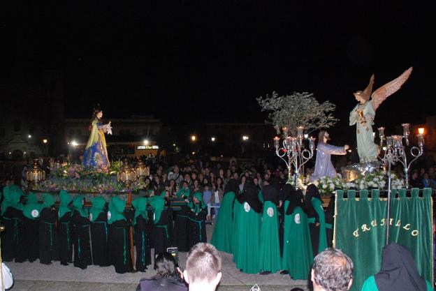 Encuentro de las dos imágenes en el paseo Ruiz de Mendoza :: JSP