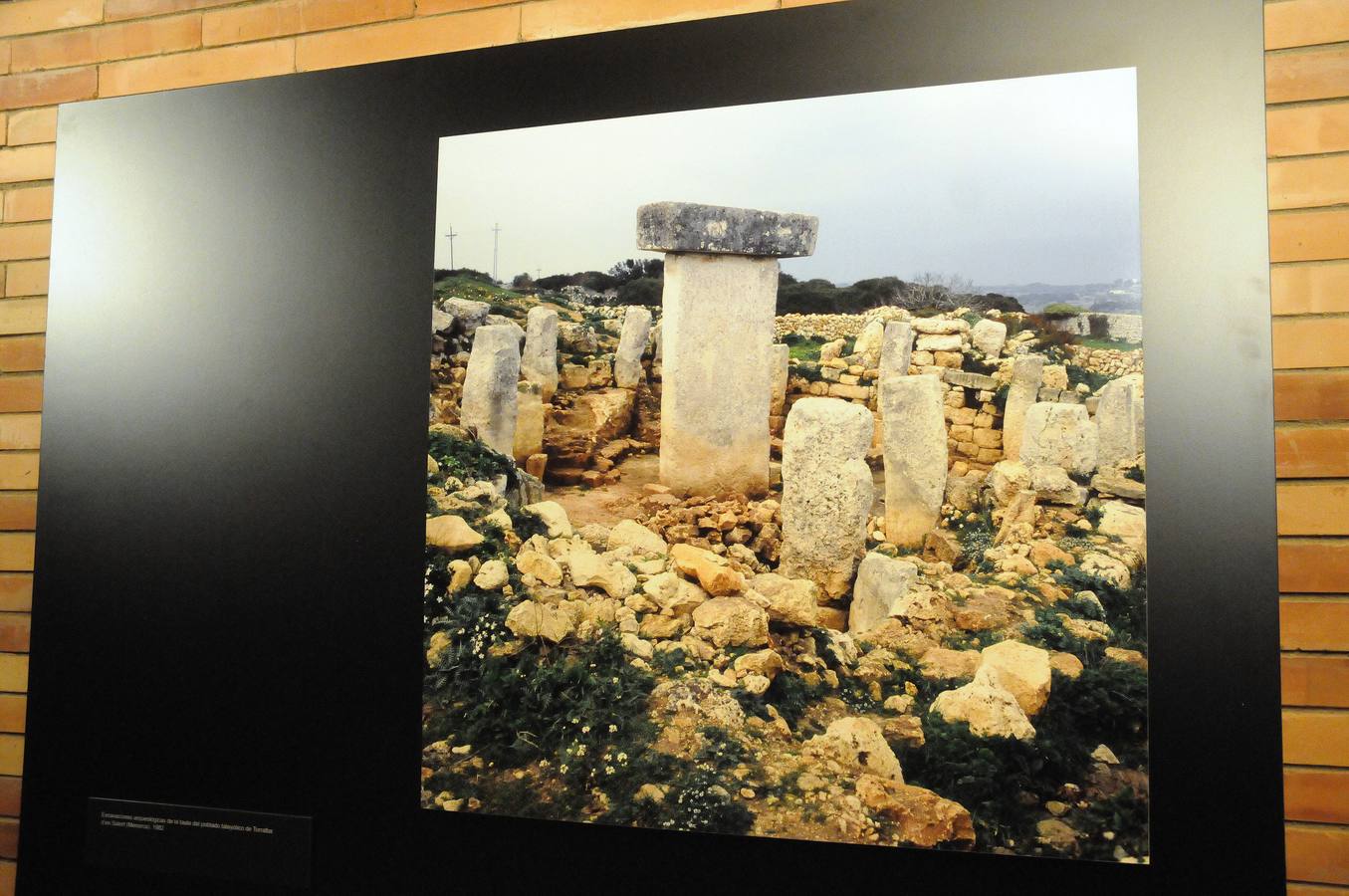 Esta muestra temporal comisariada por Enrique Baquedano y Agustín de la Casa, y coordinada desde el MNAR por Agustín Velázquez y Nova Barrero, expone una cuidada selección de fotografías tomadas por José Latova Fernández-Luna. Un nombre que aparece asociado a los proyectos arqueológicos más relevantes de nuestro país en la última generación de investigaciones