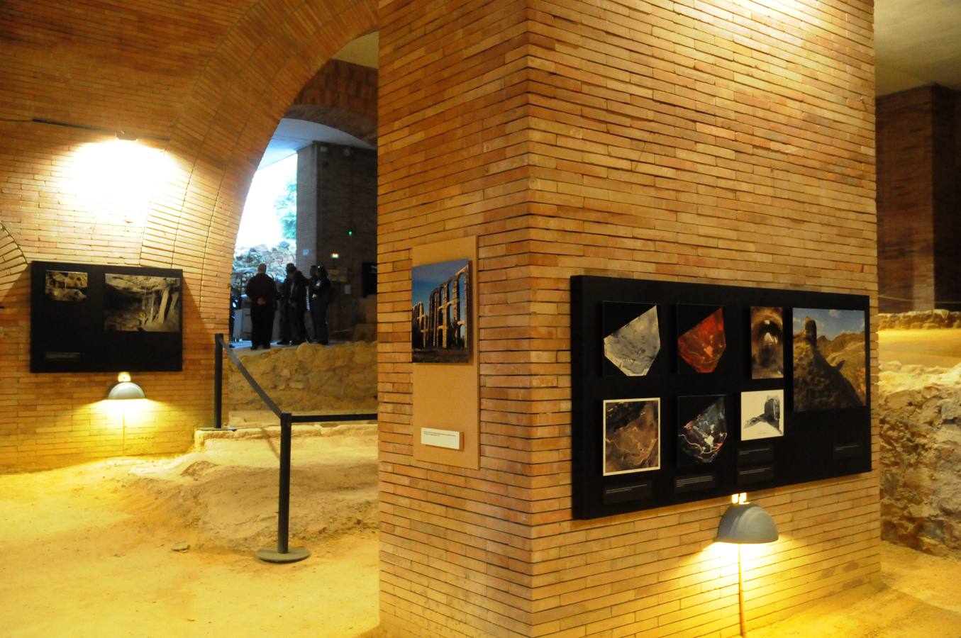 Esta muestra temporal comisariada por Enrique Baquedano y Agustín de la Casa, y coordinada desde el MNAR por Agustín Velázquez y Nova Barrero, expone una cuidada selección de fotografías tomadas por José Latova Fernández-Luna. Un nombre que aparece asociado a los proyectos arqueológicos más relevantes de nuestro país en la última generación de investigaciones