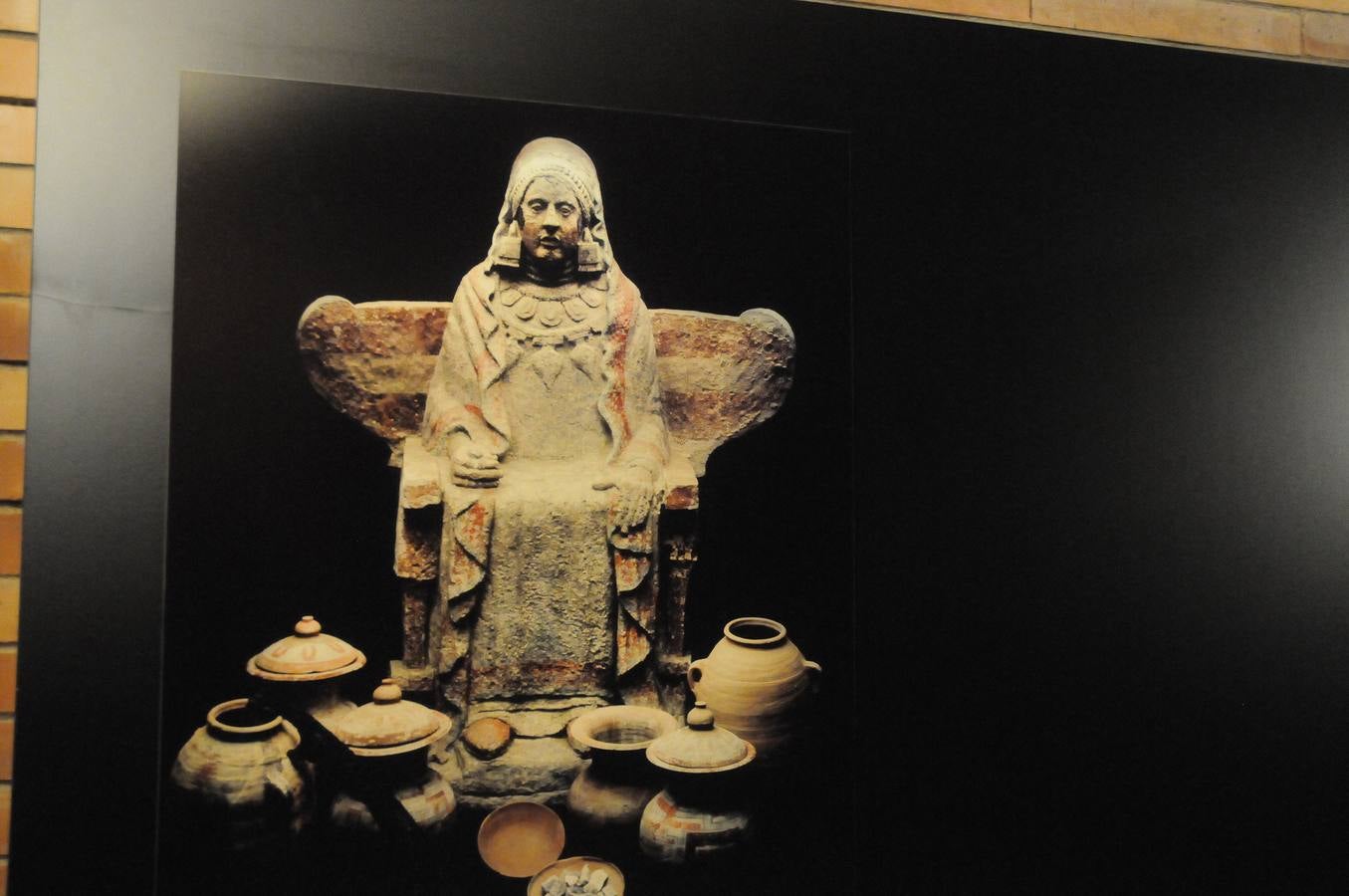 Esta muestra temporal comisariada por Enrique Baquedano y Agustín de la Casa, y coordinada desde el MNAR por Agustín Velázquez y Nova Barrero, expone una cuidada selección de fotografías tomadas por José Latova Fernández-Luna. Un nombre que aparece asociado a los proyectos arqueológicos más relevantes de nuestro país en la última generación de investigaciones