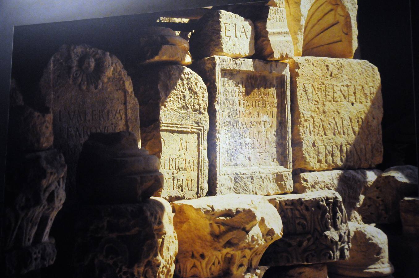 Esta muestra temporal comisariada por Enrique Baquedano y Agustín de la Casa, y coordinada desde el MNAR por Agustín Velázquez y Nova Barrero, expone una cuidada selección de fotografías tomadas por José Latova Fernández-Luna. Un nombre que aparece asociado a los proyectos arqueológicos más relevantes de nuestro país en la última generación de investigaciones