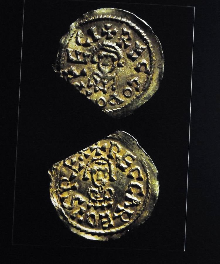 Esta muestra temporal comisariada por Enrique Baquedano y Agustín de la Casa, y coordinada desde el MNAR por Agustín Velázquez y Nova Barrero, expone una cuidada selección de fotografías tomadas por José Latova Fernández-Luna. Un nombre que aparece asociado a los proyectos arqueológicos más relevantes de nuestro país en la última generación de investigaciones