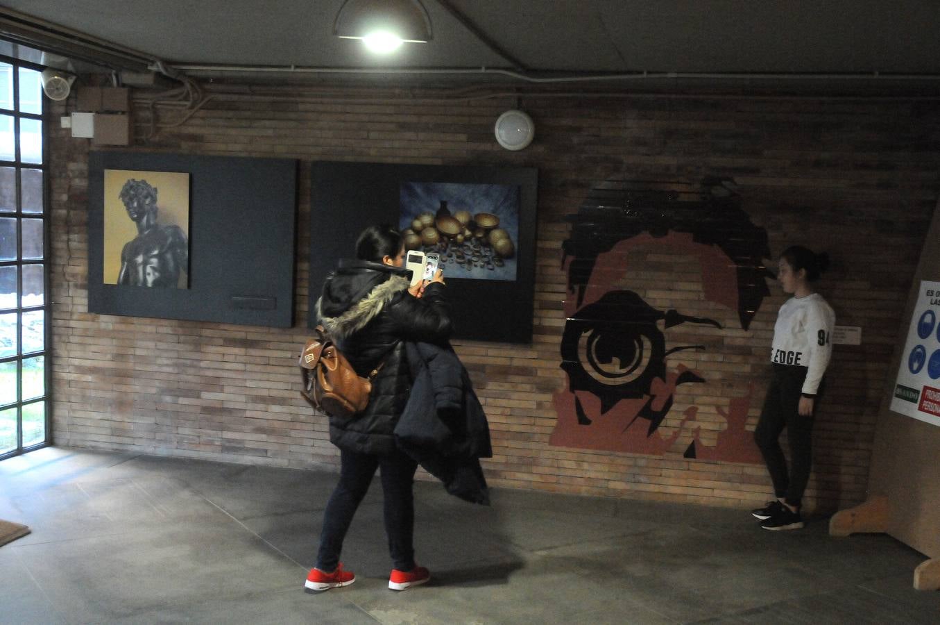 Esta muestra temporal comisariada por Enrique Baquedano y Agustín de la Casa, y coordinada desde el MNAR por Agustín Velázquez y Nova Barrero, expone una cuidada selección de fotografías tomadas por José Latova Fernández-Luna. Un nombre que aparece asociado a los proyectos arqueológicos más relevantes de nuestro país en la última generación de investigaciones