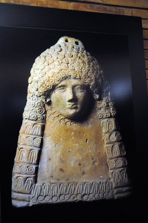 Esta muestra temporal comisariada por Enrique Baquedano y Agustín de la Casa, y coordinada desde el MNAR por Agustín Velázquez y Nova Barrero, expone una cuidada selección de fotografías tomadas por José Latova Fernández-Luna. Un nombre que aparece asociado a los proyectos arqueológicos más relevantes de nuestro país en la última generación de investigaciones