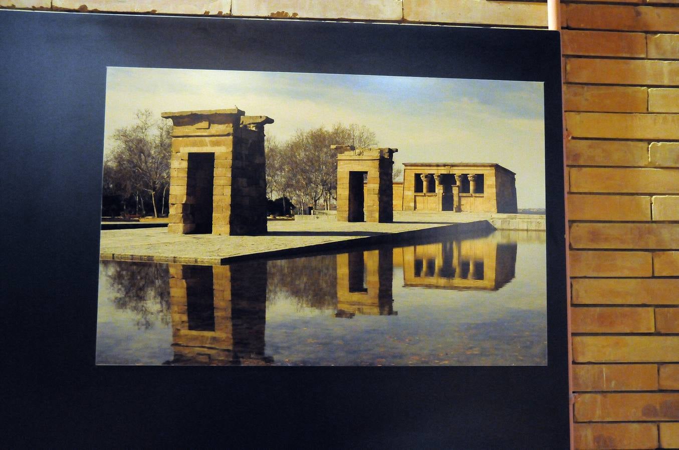 Esta muestra temporal comisariada por Enrique Baquedano y Agustín de la Casa, y coordinada desde el MNAR por Agustín Velázquez y Nova Barrero, expone una cuidada selección de fotografías tomadas por José Latova Fernández-Luna. Un nombre que aparece asociado a los proyectos arqueológicos más relevantes de nuestro país en la última generación de investigaciones