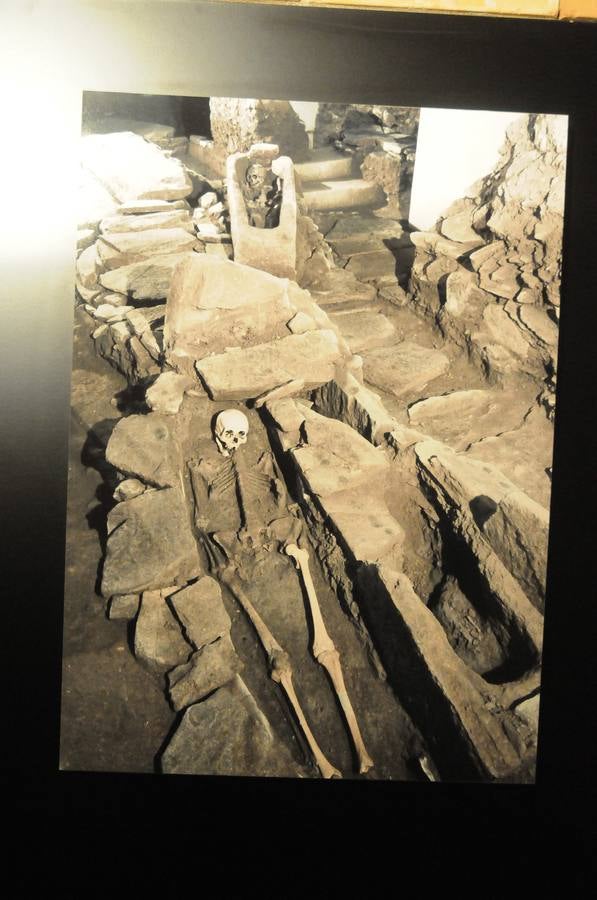 Esta muestra temporal comisariada por Enrique Baquedano y Agustín de la Casa, y coordinada desde el MNAR por Agustín Velázquez y Nova Barrero, expone una cuidada selección de fotografías tomadas por José Latova Fernández-Luna. Un nombre que aparece asociado a los proyectos arqueológicos más relevantes de nuestro país en la última generación de investigaciones