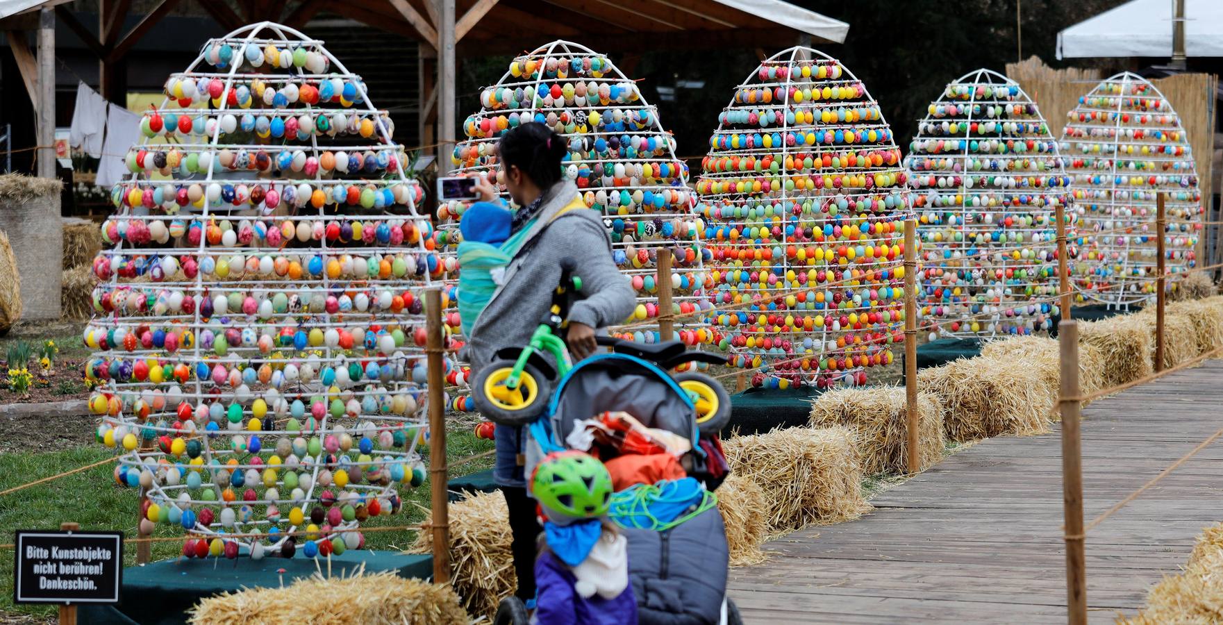 Vista de parte del "paseo de los huevos de Pascua" montado en el castillo de Ludwigsburg (Alemania). Esta 'avenida' está formada por unos 10.000 huevos auténtico pintados a mano. EFE/ 