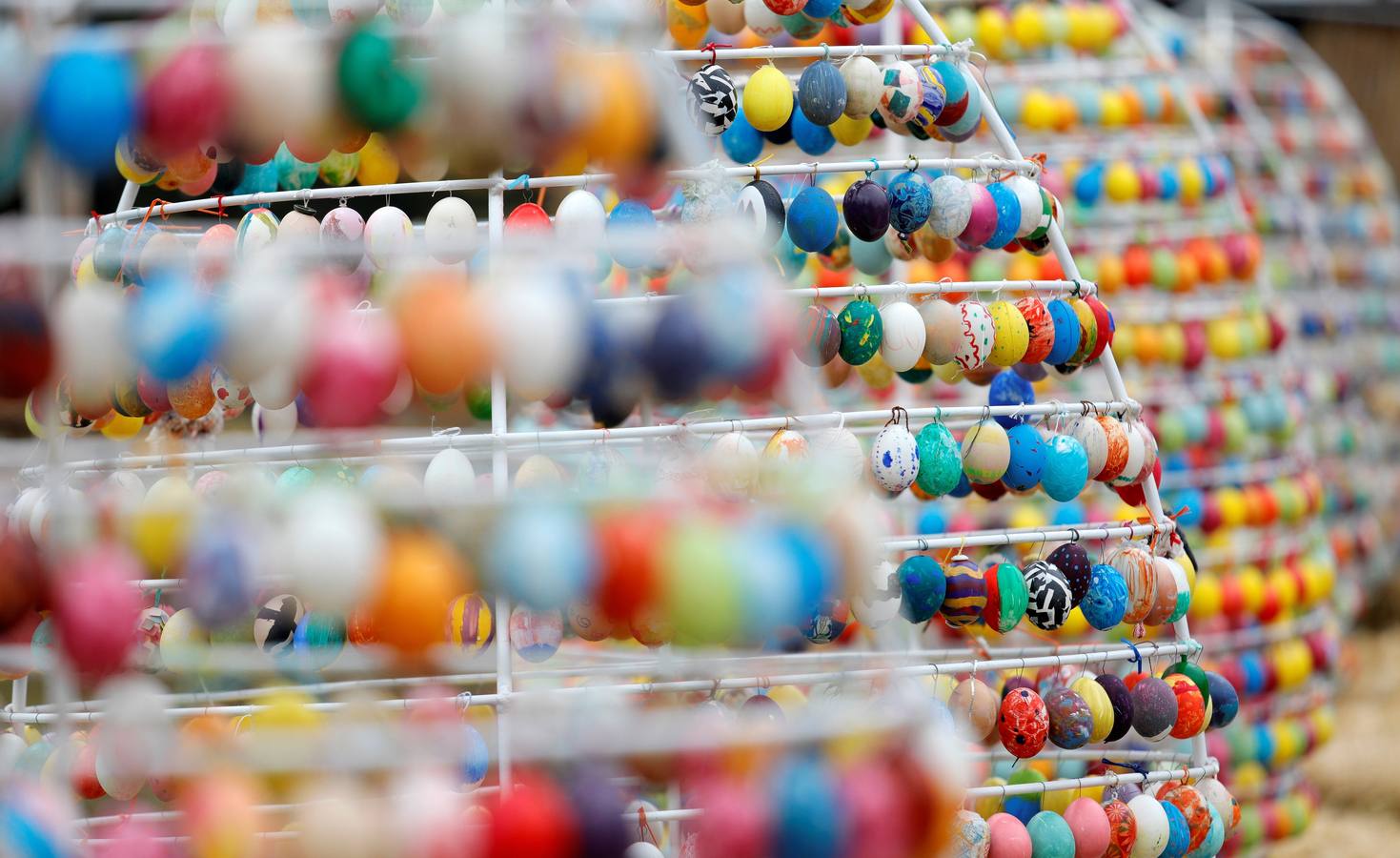 Vista de parte del "paseo de los huevos de Pascua" montado en el castillo de Ludwigsburg (Alemania). Esta 'avenida' está formada por unos 10.000 huevos auténtico pintados a mano. EFE/ 