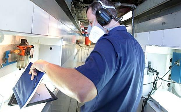 Imagen de archivo de la inspección de un coche en una ITV. :: HOY