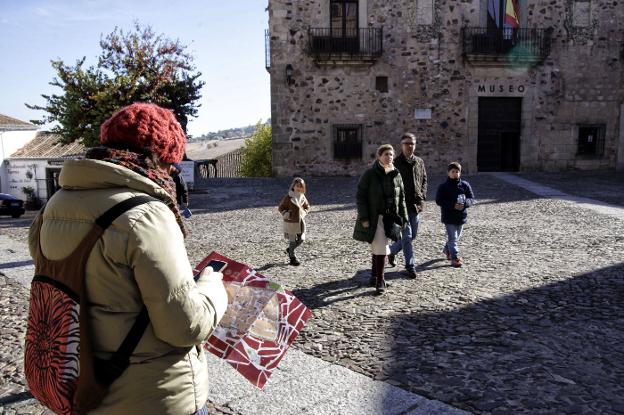 Turistas en la plaza de las Veletas, en la Ciudad Monumental de Cáceres. :: hoy