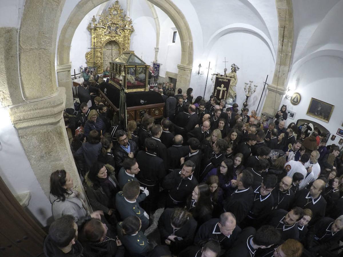 La cofradía de la Soledad y Santo Entierro decide suspender el desfile procesional. 