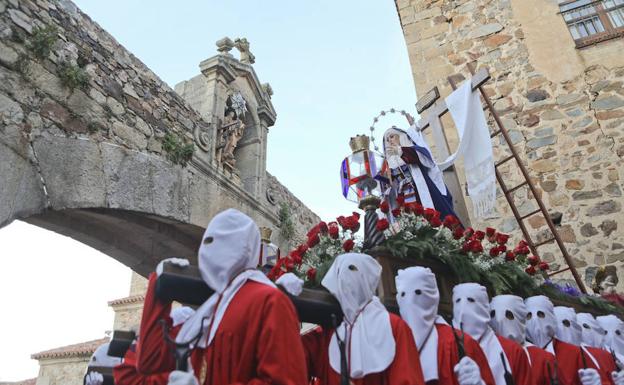 Instante de la única procesión de la jornada en Cáceres. 