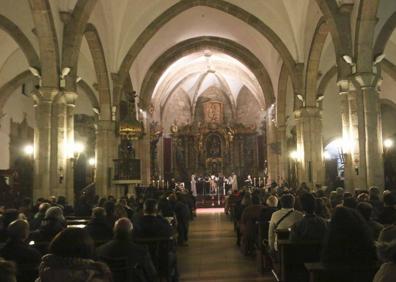 Imagen secundaria 1 - Imágenes del Vía Crucis, celebrado en la concatedral de Santa María. 