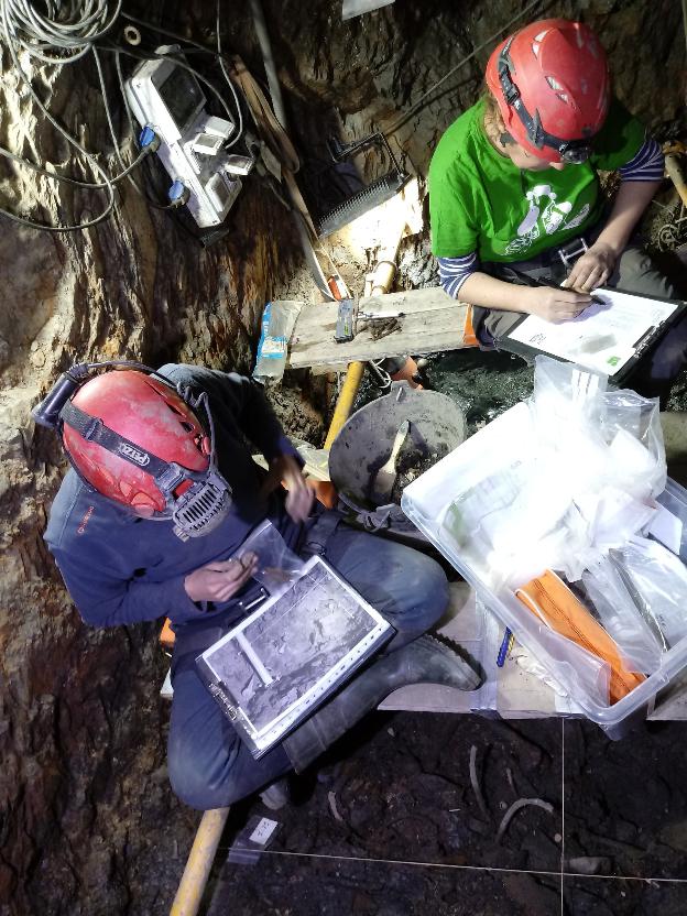 Técnicos trabajando en la exhumación de la mina Terría de Valencia de Alcántara. :: Zahira Aragüete-Toribio