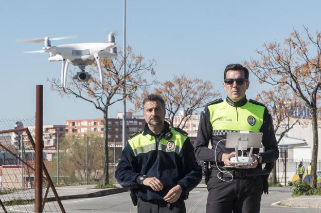 Carlos Magdaleno y Domingo Julián Nieto con el dron adquirido por el Ayuntamiento, que se ha utilizado en varias operaciones. :: andy solé