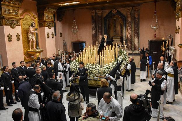 Costaleros y nazarenos de La Soledad se preparan para salir el Viernes Santo. :: C.Moreno