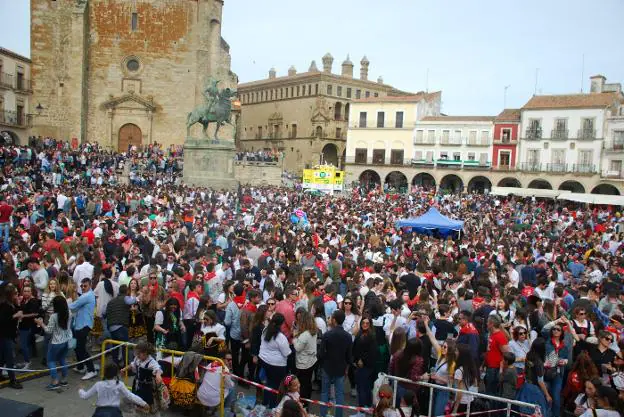 Miles de personas se reunieron en la plaza Mayor ayer. :: JSP