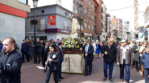 Fieles en una de las procesiones. :: AMADOR