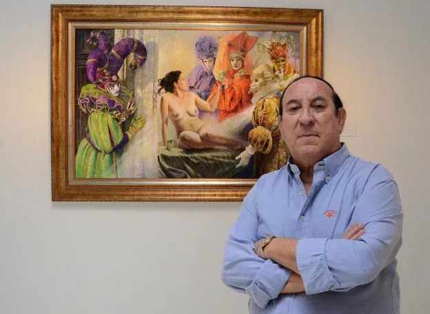 Juan Valdés, delante de unos de sus cuadros que pudo verse en el MUBA el año pasado. :: HOY