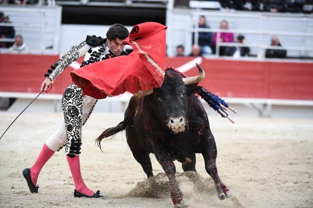 El extremeño José Garrido da un pase a uno de los astados de Alcurrucén. :: afp