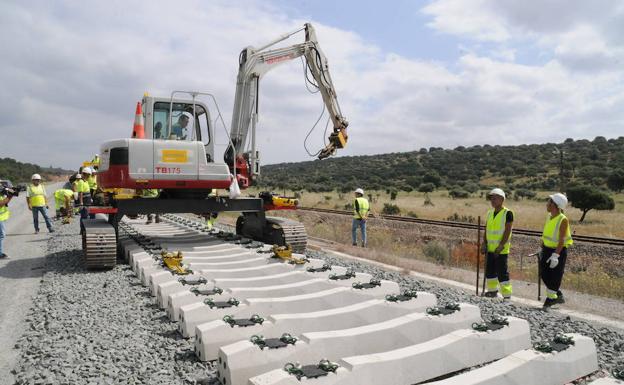 Instalación de vías del futuro tren de altas prestaciones entre Mérida y Cáceres. 