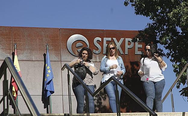 El paro baja en 1.950 personas en Extremadura