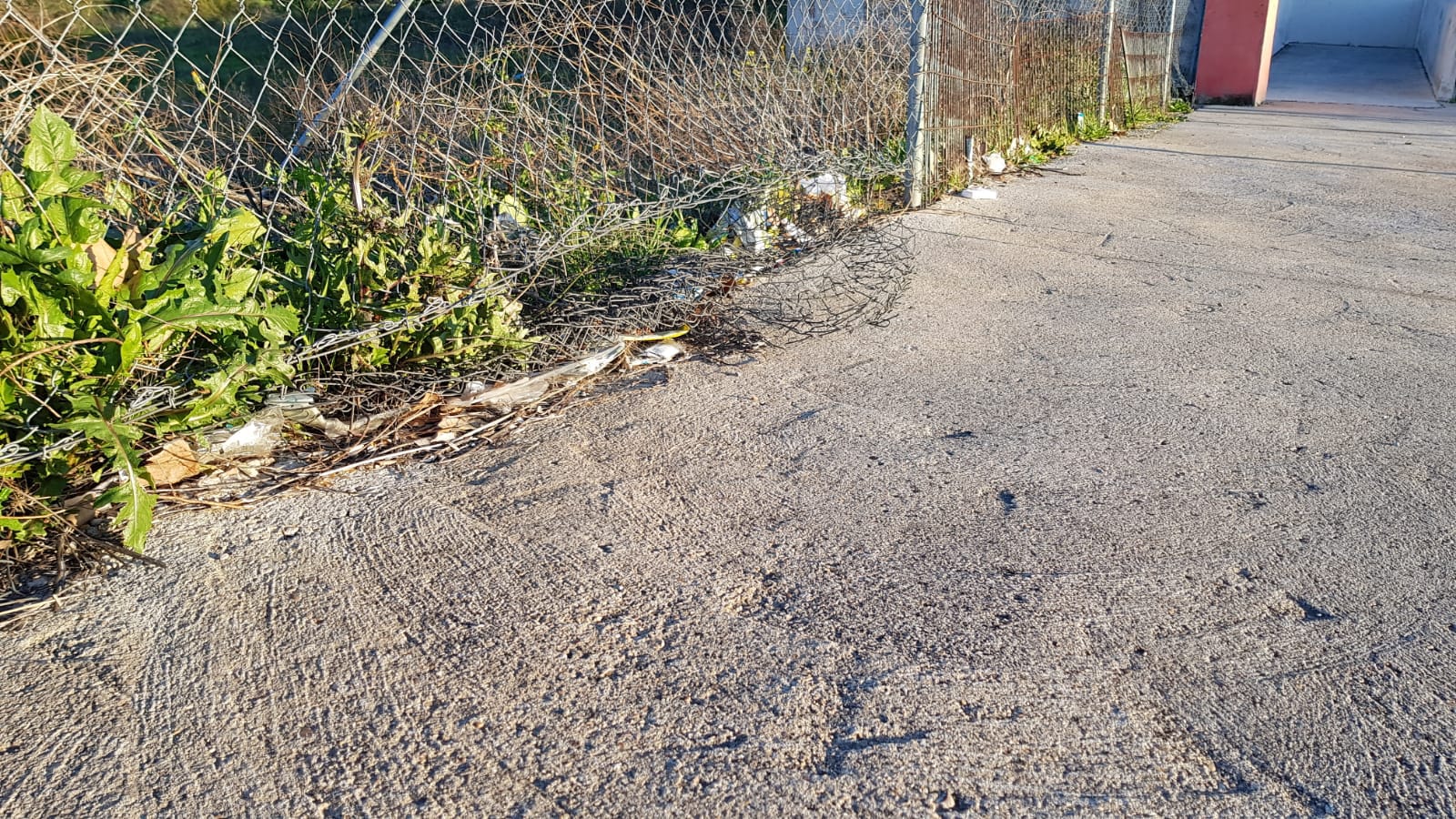 Los vecinos prevén movilizaciones por el «insultante abandono» al que el Ayuntamiento ha condenado al barrio