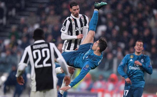 Cristiano remata a puerta de forma acrobática.