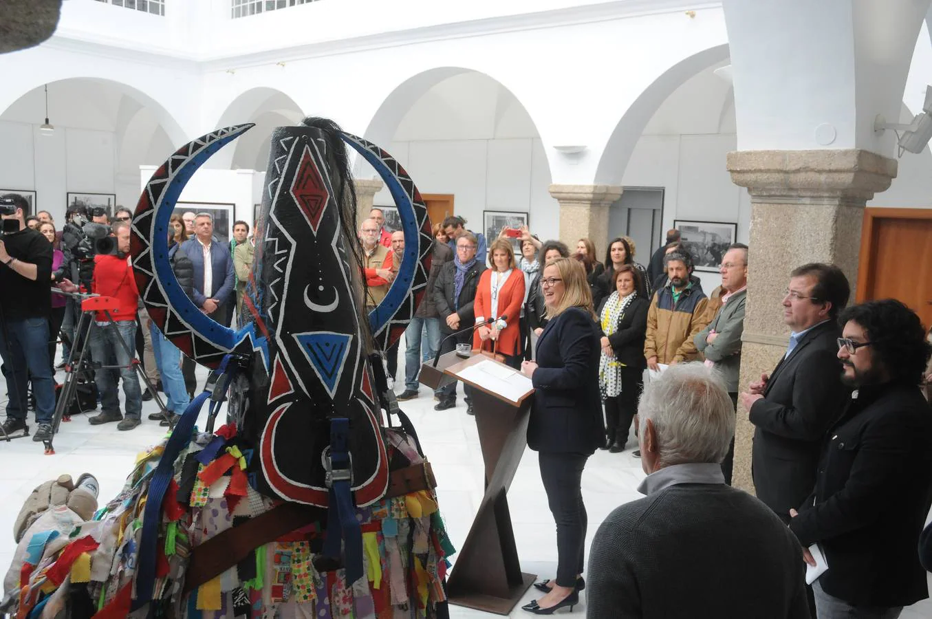 El fotógrafo expone una serie de fotografías que podrán verse durante este mes de abril en el Patio Noble de la Asamblea de Extremadura, en Mérida