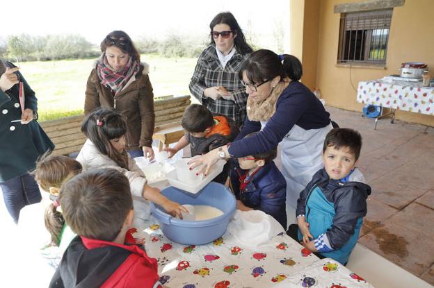 Niños del Centro Rural Agrupado de Montellano fabricaron sus propios quesos