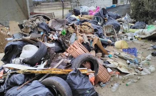 Basura acumulada en el entorno de la sierra de San Cristóbal / HOY