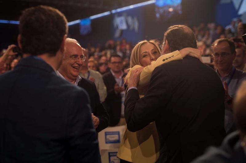 Abrazo, ayer, entre Cifuentes y Rajoy.