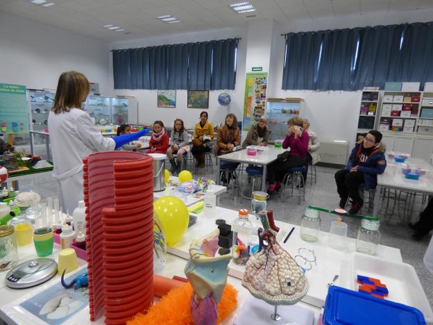 Un grupo de visitantes con Inmaculada Espárrago en el Laborario de Experimenta.