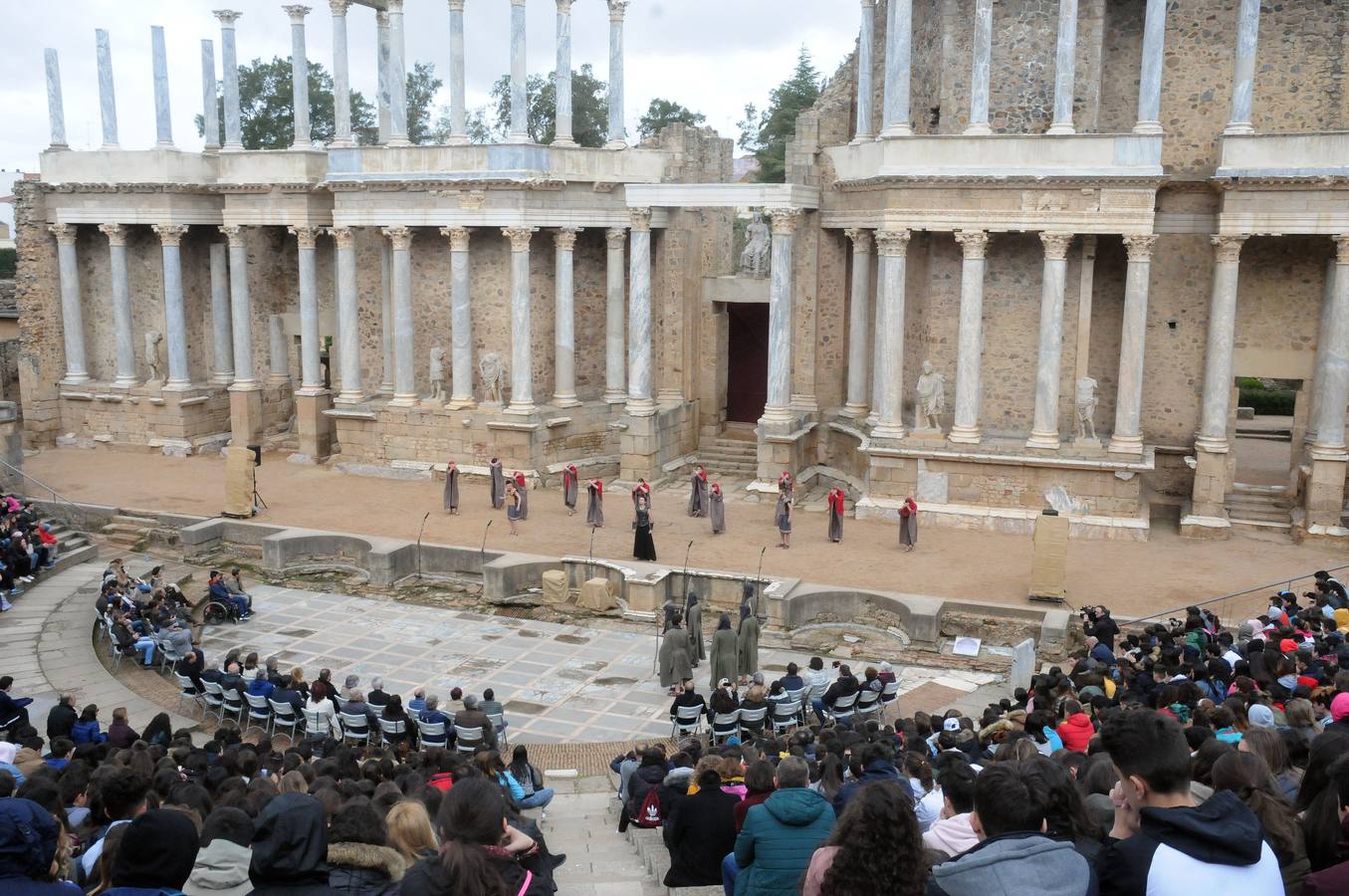 El Teatro Romano de Mérida ha acogido el espectáculo inaugural del XXII Festival Juvenil Europeo de Teatro Grecolatino con la obra 'Los Siete contra Tebas', versión y adaptación del texto de Esquilo, representado por el taller de teatro del IES 'Santa Eulalia', de Mérida, informa la Junta de Extremadura en una nota.