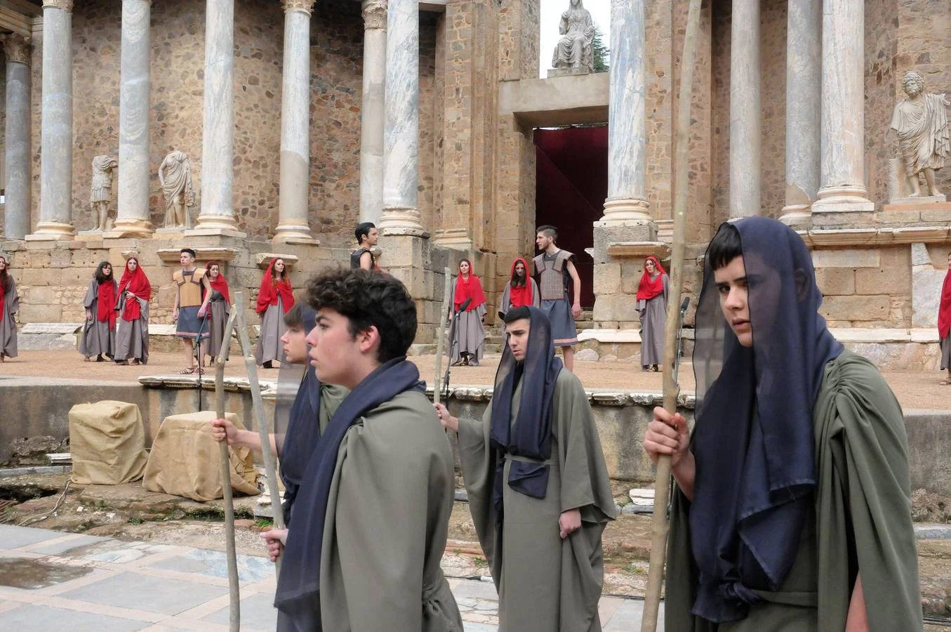 El Teatro Romano de Mérida ha acogido el espectáculo inaugural del XXII Festival Juvenil Europeo de Teatro Grecolatino con la obra 'Los Siete contra Tebas', versión y adaptación del texto de Esquilo, representado por el taller de teatro del IES 'Santa Eulalia', de Mérida, informa la Junta de Extremadura en una nota.