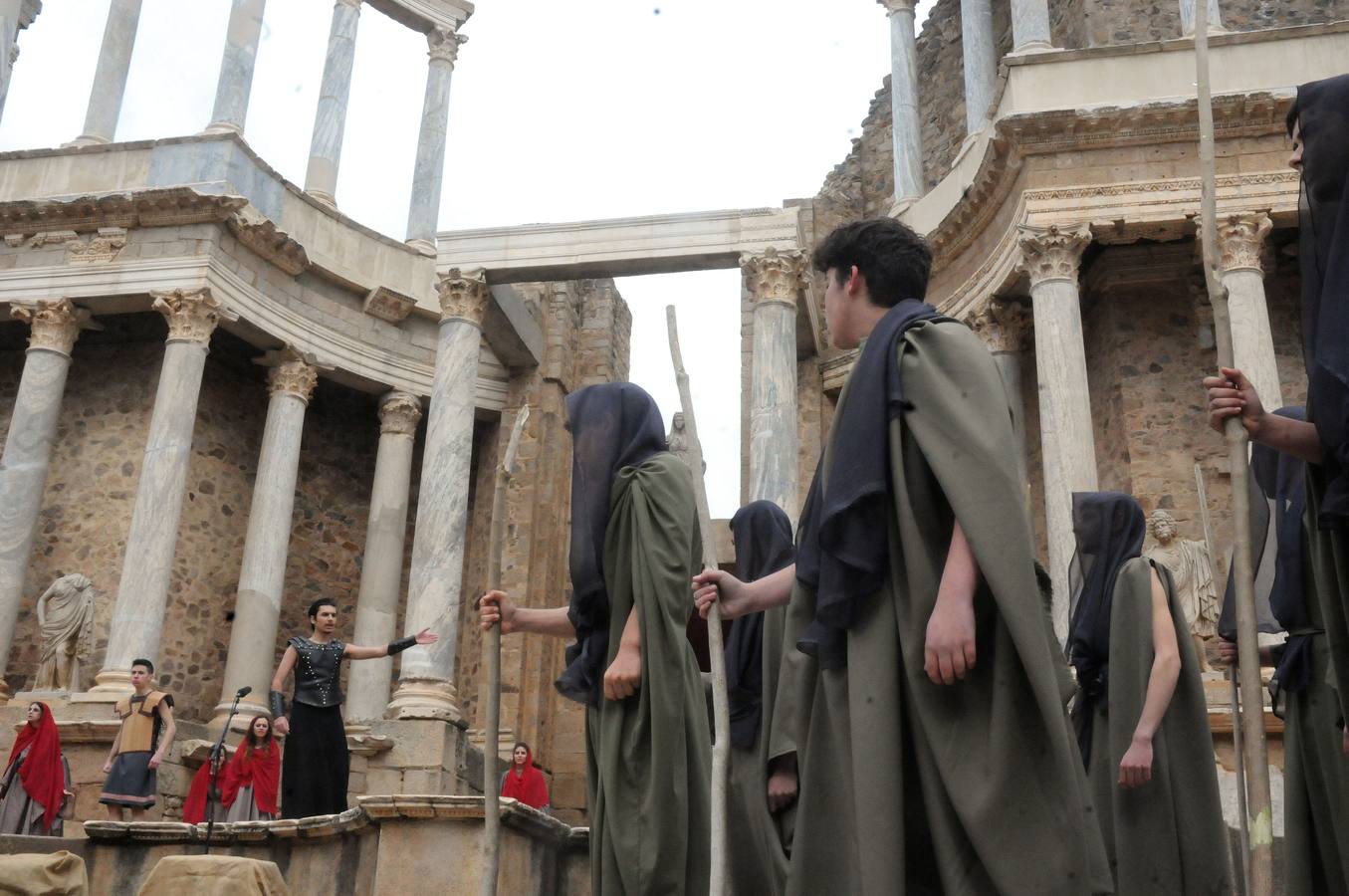 El Teatro Romano de Mérida ha acogido el espectáculo inaugural del XXII Festival Juvenil Europeo de Teatro Grecolatino con la obra 'Los Siete contra Tebas', versión y adaptación del texto de Esquilo, representado por el taller de teatro del IES 'Santa Eulalia', de Mérida, informa la Junta de Extremadura en una nota.