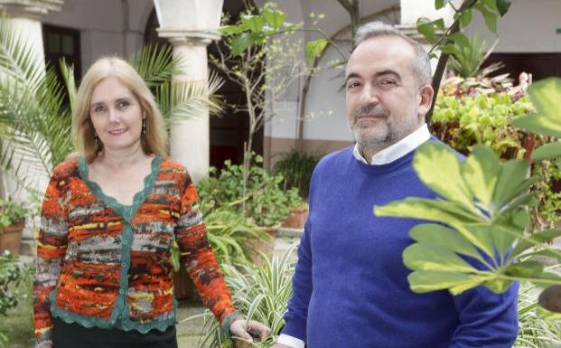 Pilar Mayoral, directora de la EOI de Cáceres, y F. Castro. :: L. C.