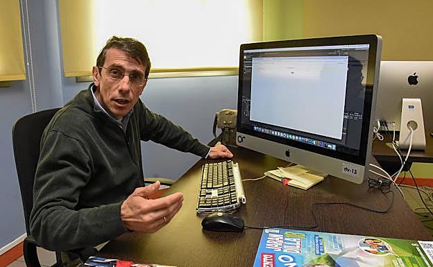 Agustín Vivas muestra la plataforma digital que permite a los profesores introducir las notas. :: C.MORENO