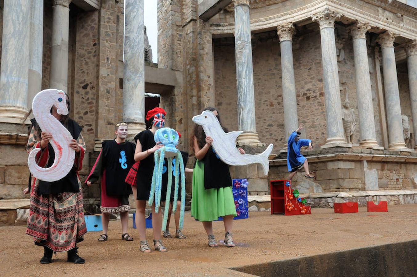 Finalmente se pudo interpretar la obra 'Mostelaria' de Plauto del IES Siberia Extremeña de Talarrubias que psuo en escena el grupo Párodos Teatro