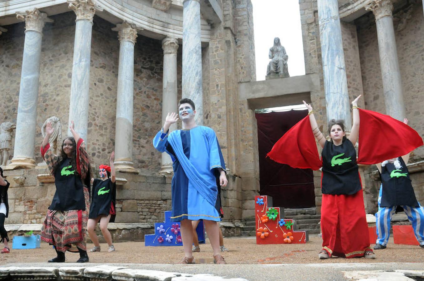 Finalmente se pudo interpretar la obra 'Mostelaria' de Plauto del IES Siberia Extremeña de Talarrubias que psuo en escena el grupo Párodos Teatro