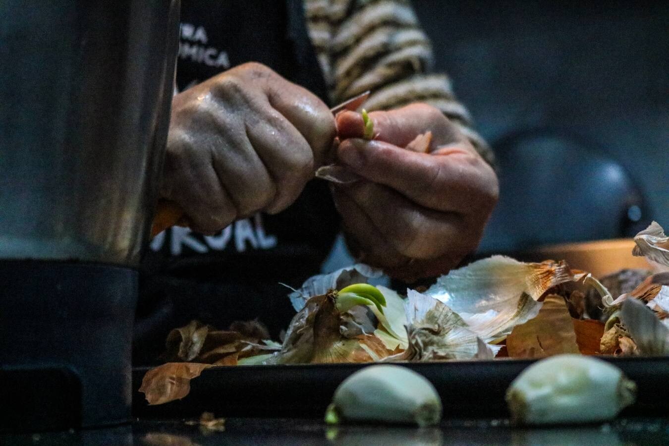 Joanna Guillerminha Mateos preprara una sopa de pescado de río