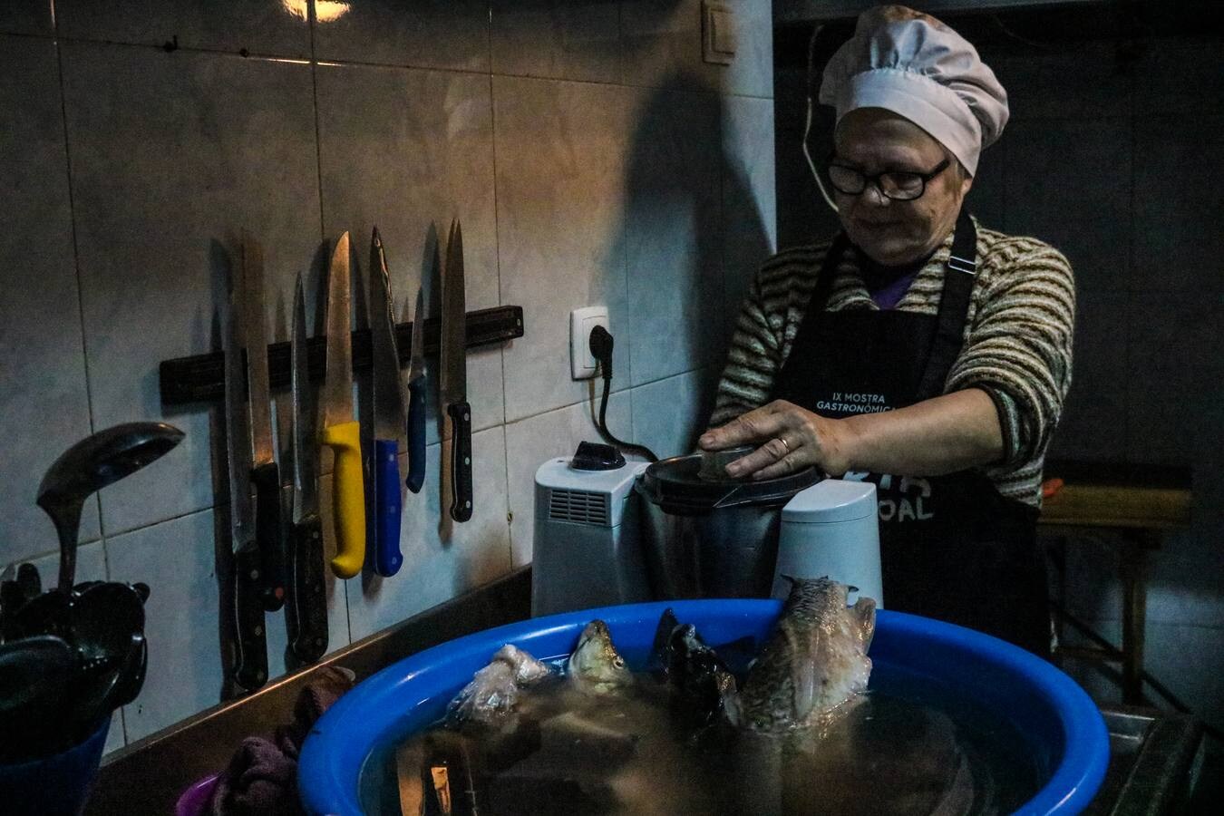 Joanna Guillerminha Mateos preprara una sopa de pescado de río