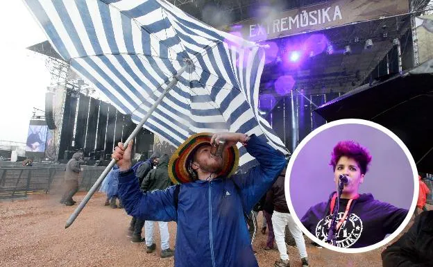 Emilio 'Salvaje' de Albacete disfruta del Festival con una sombrilla de playa. En el círculo, la cantante Maribel Blanco del grupo 'La Mendinga' 