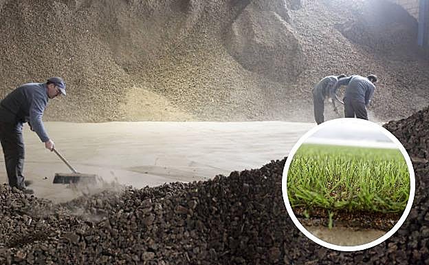 Tres empleados de la fábrica de Granulext amontonando corcho. En el círculo, el césped artificial del campo de fútbol de San Vicente de Alcántara. :: 