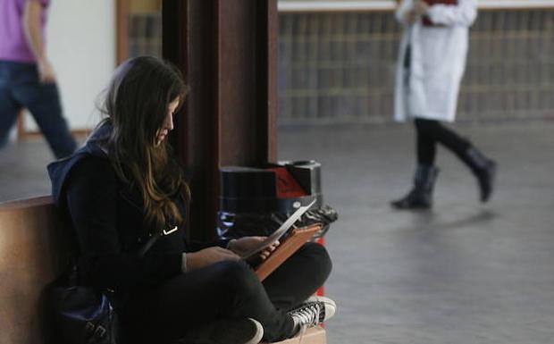 Una alumna repasa sus apuntes en el pasillo de una facultad.:: HOY