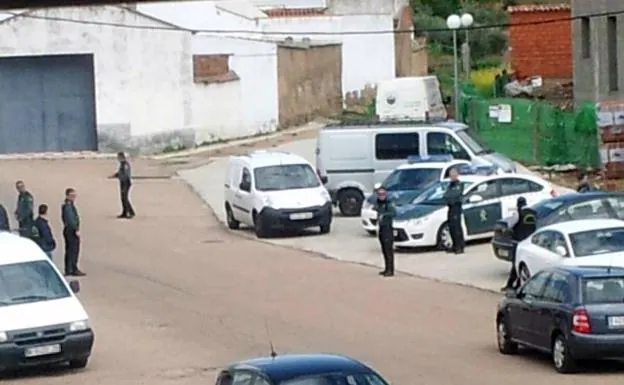 Agentes de la Guardia Civil en un momento de la operación llevada a cabo en Campanario.
